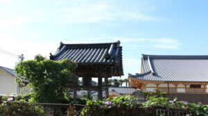 鐘楼と本堂