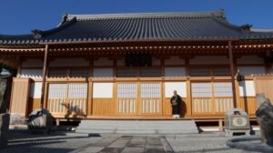 本堂と和尚の写真