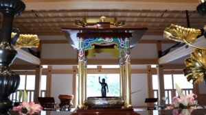 誕生仏と花御堂の写真